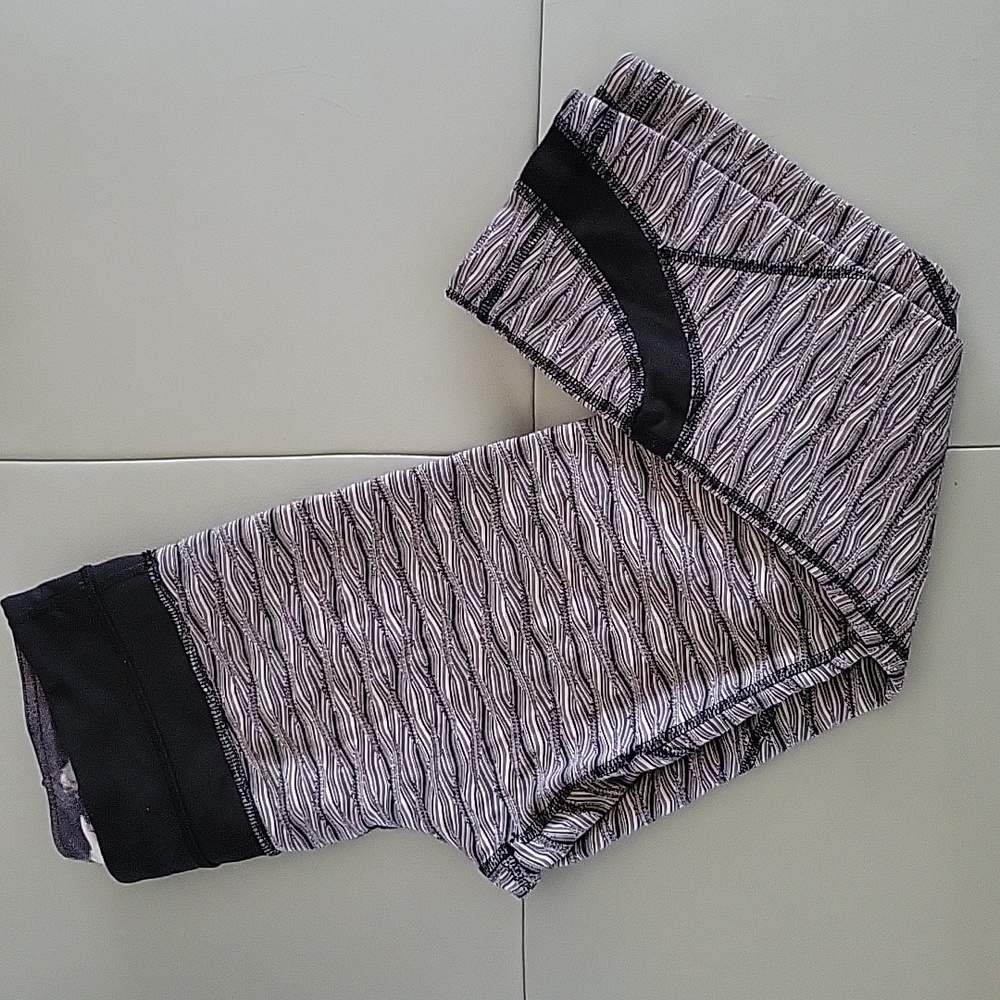 Lululemon Leggings Size 4 Black and White